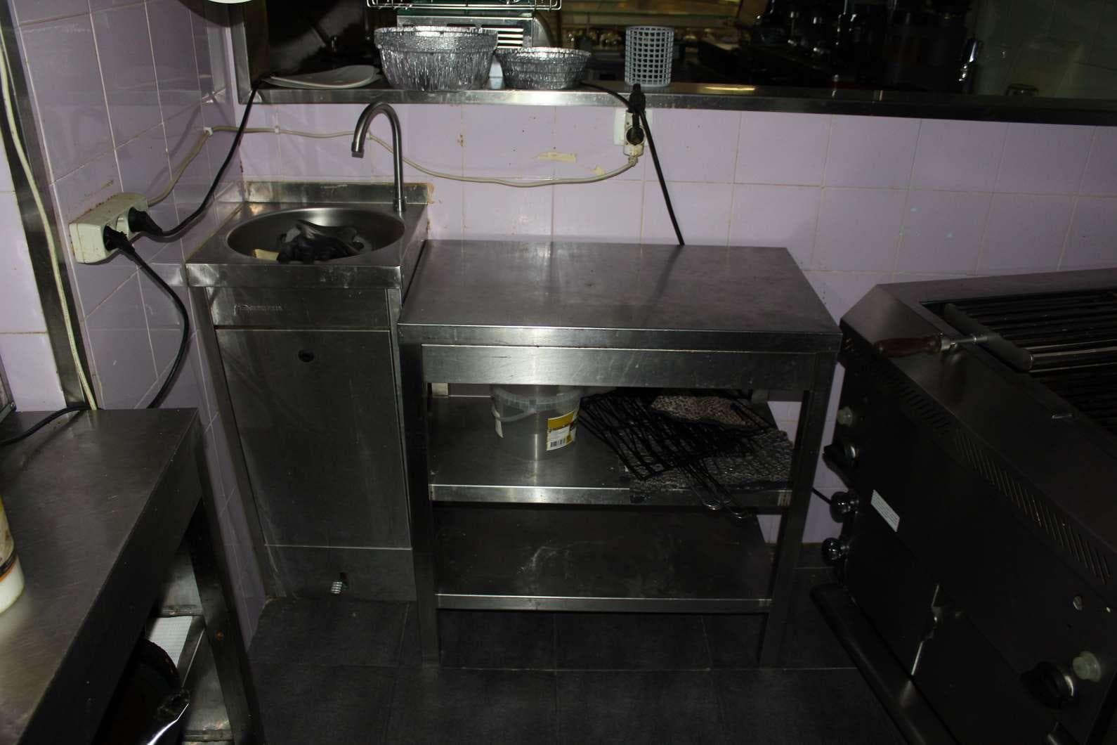 EQUIPAMENTO - 2 Vitrines com 2 prateleiras, vitrine de peixe, 2 lava louça, 2 bancadas, balcão frigorífico, armári ... — image 6