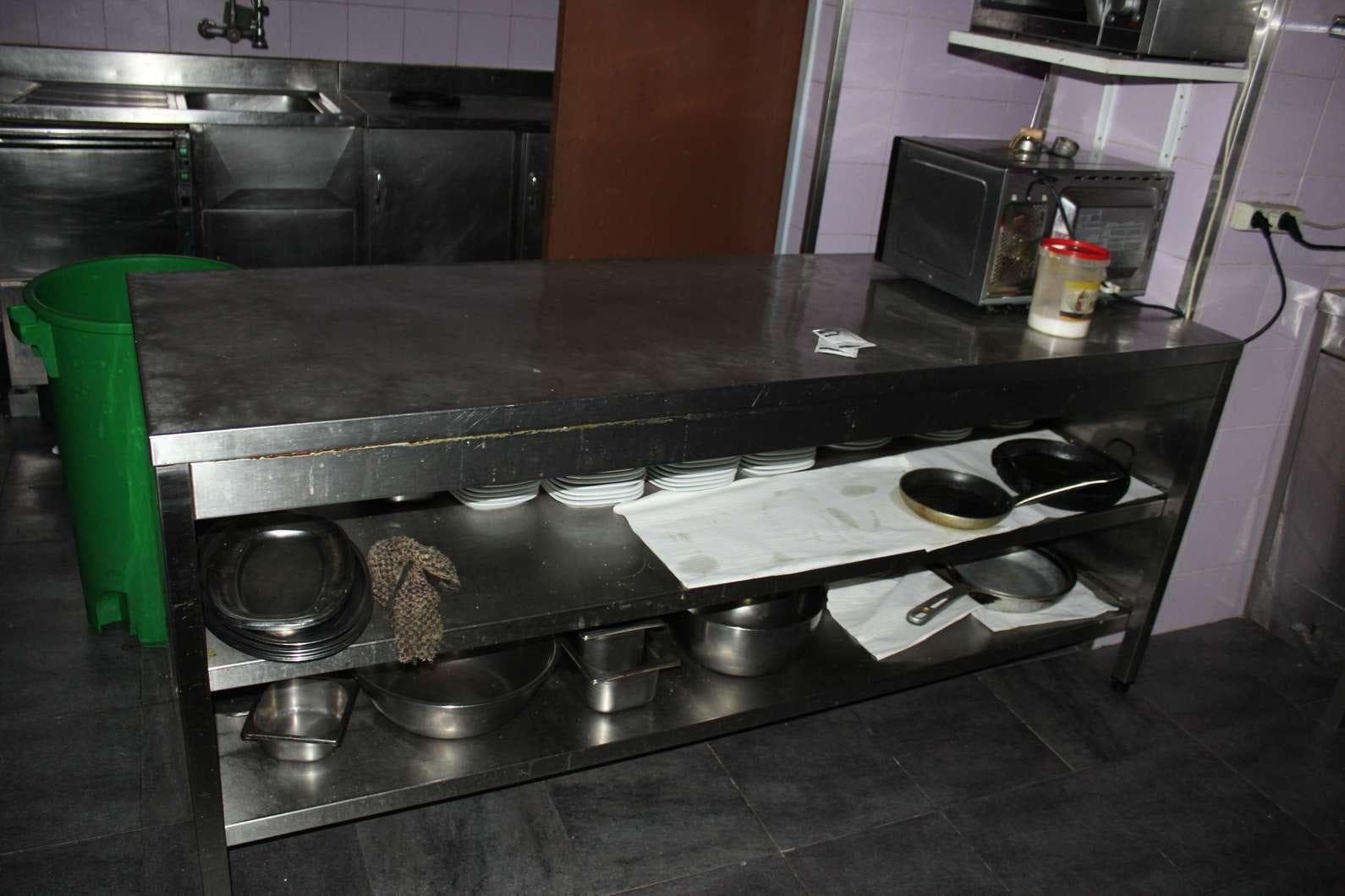EQUIPAMENTO - 2 Vitrines com 2 prateleiras, vitrine de peixe, 2 lava louça, 2 bancadas, balcão frigorífico, armári ... — image 7