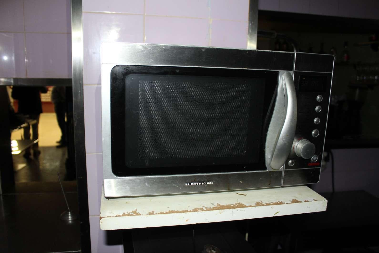 EQUIPAMENTO - 2 Vitrines com 2 prateleiras, vitrine de peixe, 2 lava louça, 2 bancadas, balcão frigorífico, armári ... — image 8