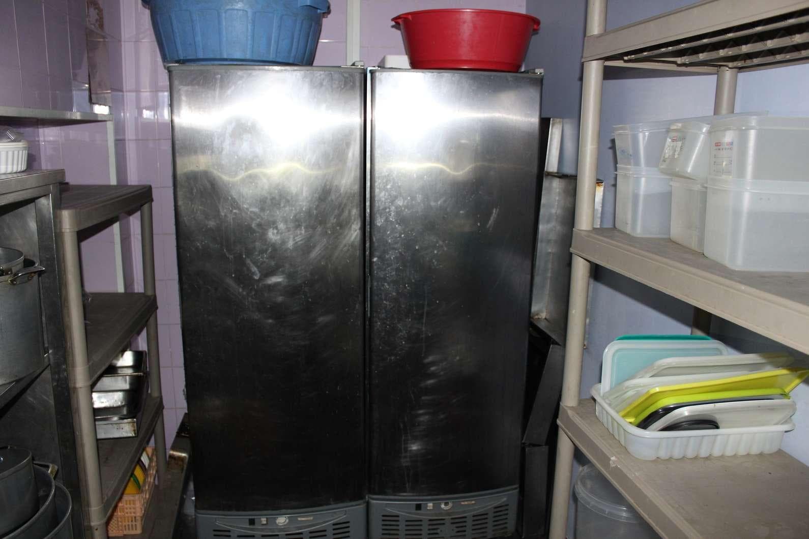 EQUIPAMENTO - 2 Vitrines com 2 prateleiras, vitrine de peixe, 2 lava louça, 2 bancadas, balcão frigorífico, armári ... — image 10
