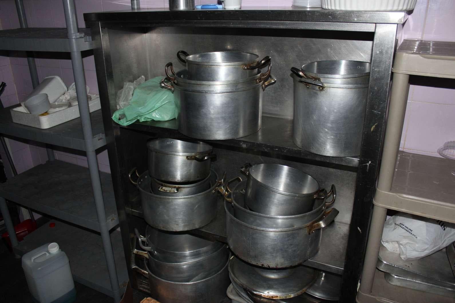 EQUIPAMENTO - 2 Vitrines com 2 prateleiras, vitrine de peixe, 2 lava louça, 2 bancadas, balcão frigorífico, armári ... — image 11