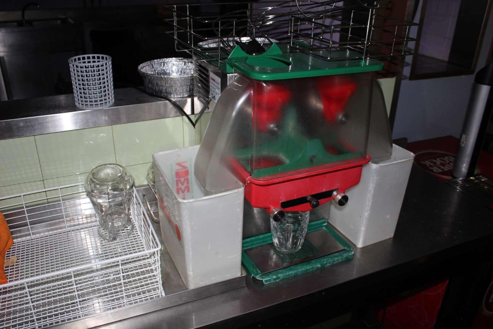 EQUIPAMENTO - 2 Vitrines com 2 prateleiras, vitrine de peixe, 2 lava louça, 2 bancadas, balcão frigorífico, armári ... — image 13