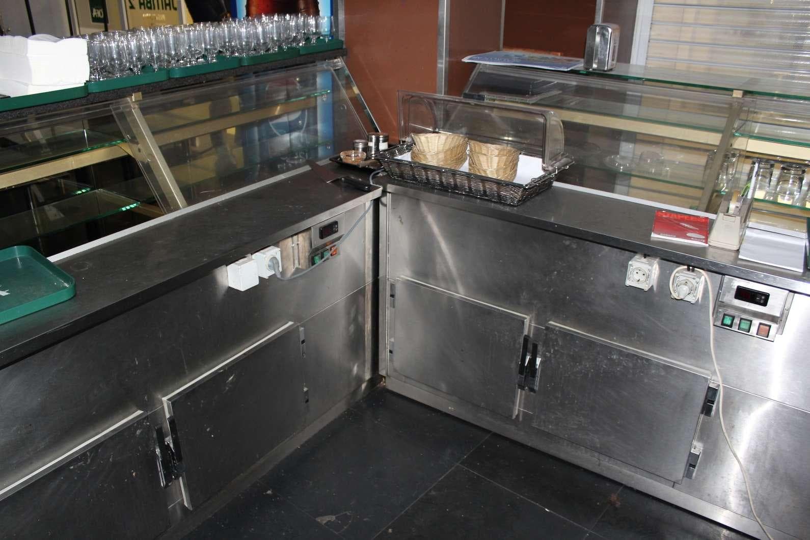 EQUIPAMENTO - 2 Vitrines com 2 prateleiras, vitrine de peixe, 2 lava louça, 2 bancadas, balcão frigorífico, armári ... — image 15