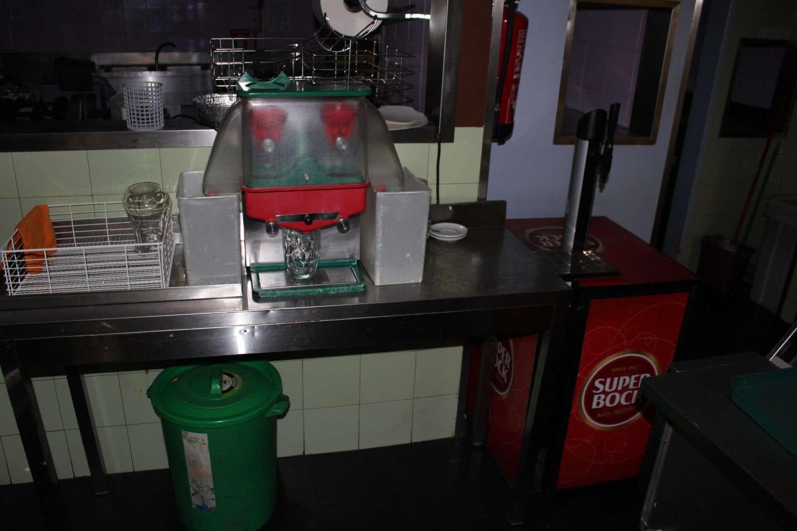 EQUIPAMENTO - 2 Vitrines com 2 prateleiras, vitrine de peixe, 2 lava louça, 2 bancadas, balcão frigorífico, armári ... — image 16