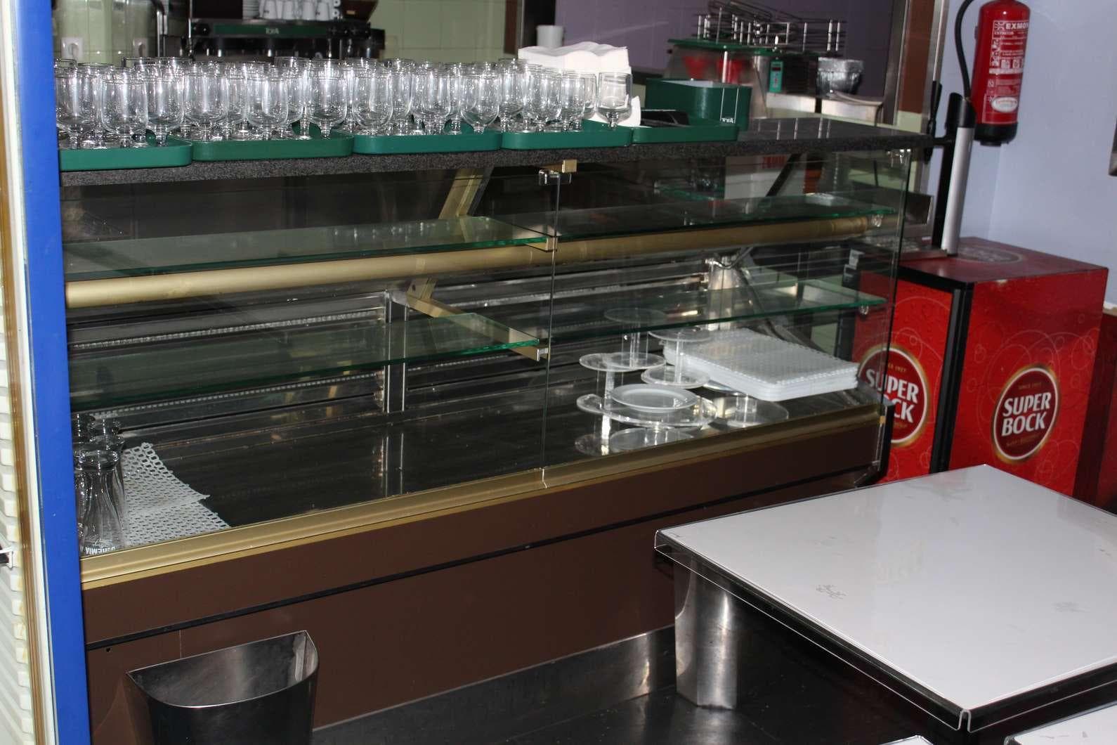 EQUIPAMENTO - 2 Vitrines com 2 prateleiras, vitrine de peixe, 2 lava louça, 2 bancadas, balcão frigorífico, armári ... — image 18