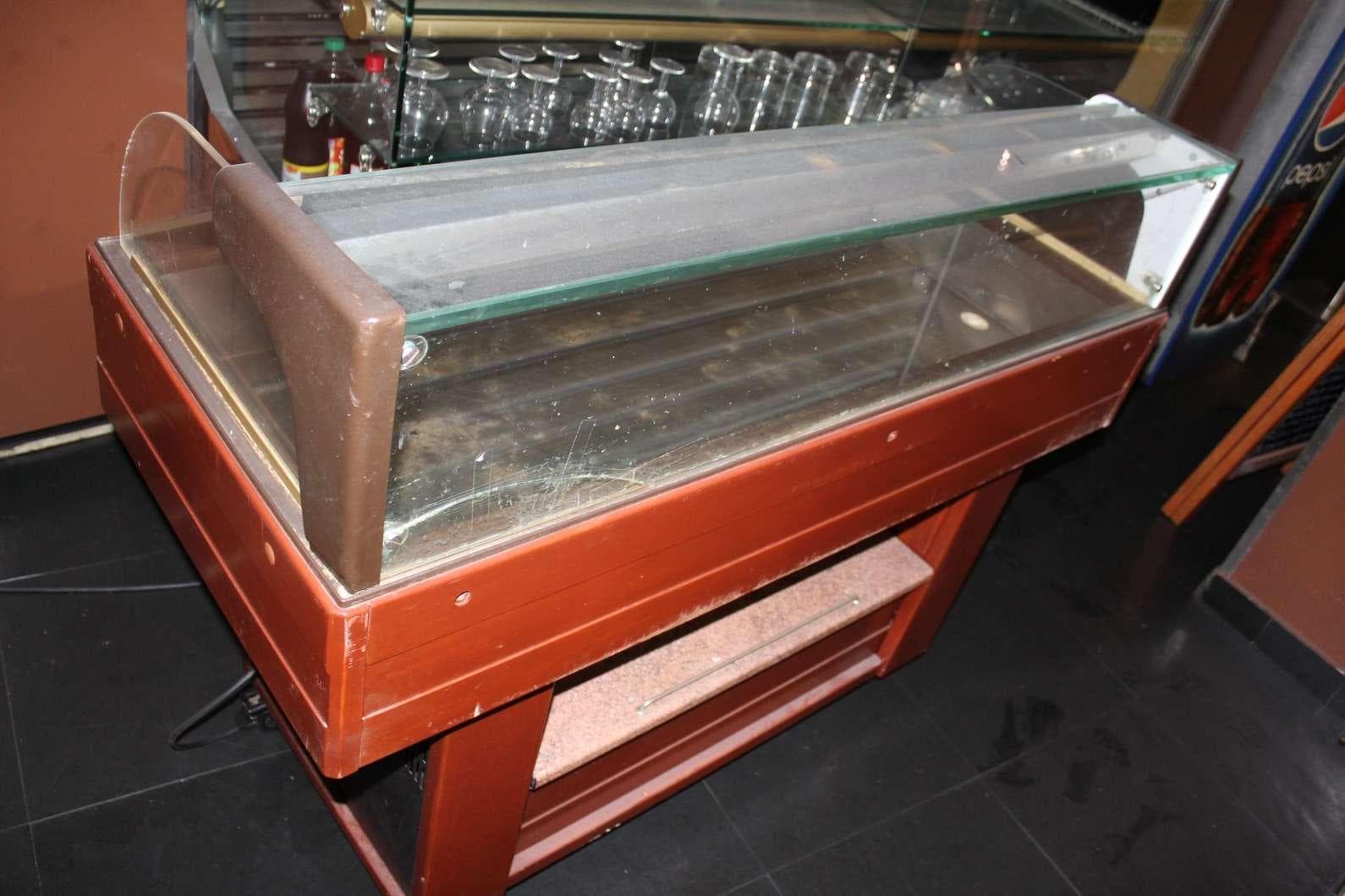 EQUIPAMENTO - 2 Vitrines com 2 prateleiras, vitrine de peixe, 2 lava louça, 2 bancadas, balcão frigorífico, armári ... — image 19