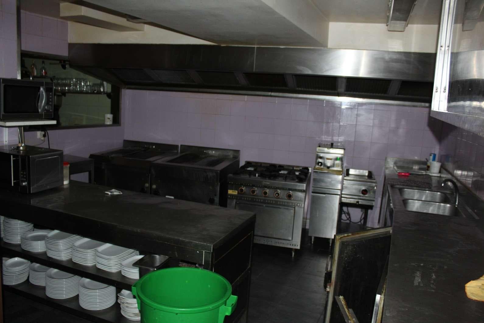 EQUIPAMENTO - 2 Vitrines com 2 prateleiras, vitrine de peixe, 2 lava louça, 2 bancadas, balcão frigorífico, armári ... — image 22
