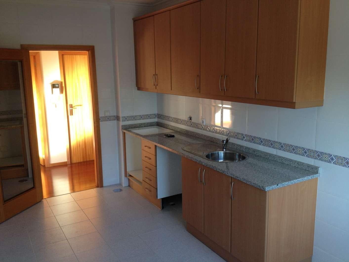 IMOVEL - Prédio Urbano - Fração Autónoma "C" - Habitação com 112m2, tipologia T3, no primeiro andar Norte, Bl ... — image 2