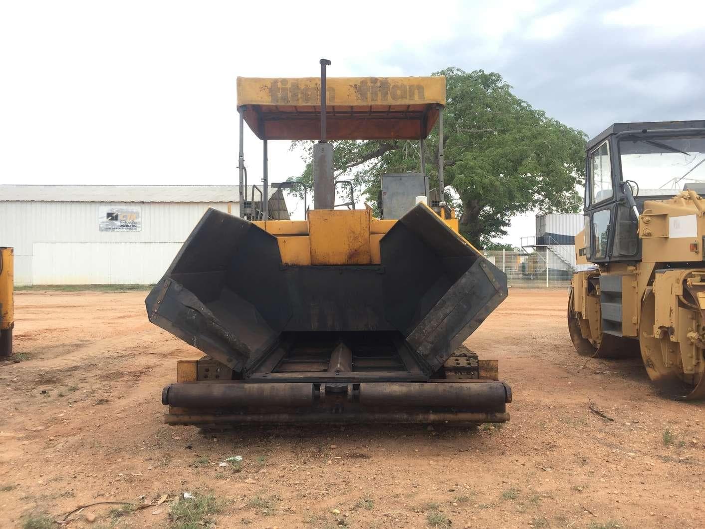 Esparcidora TITAN 211 · — imagen 3