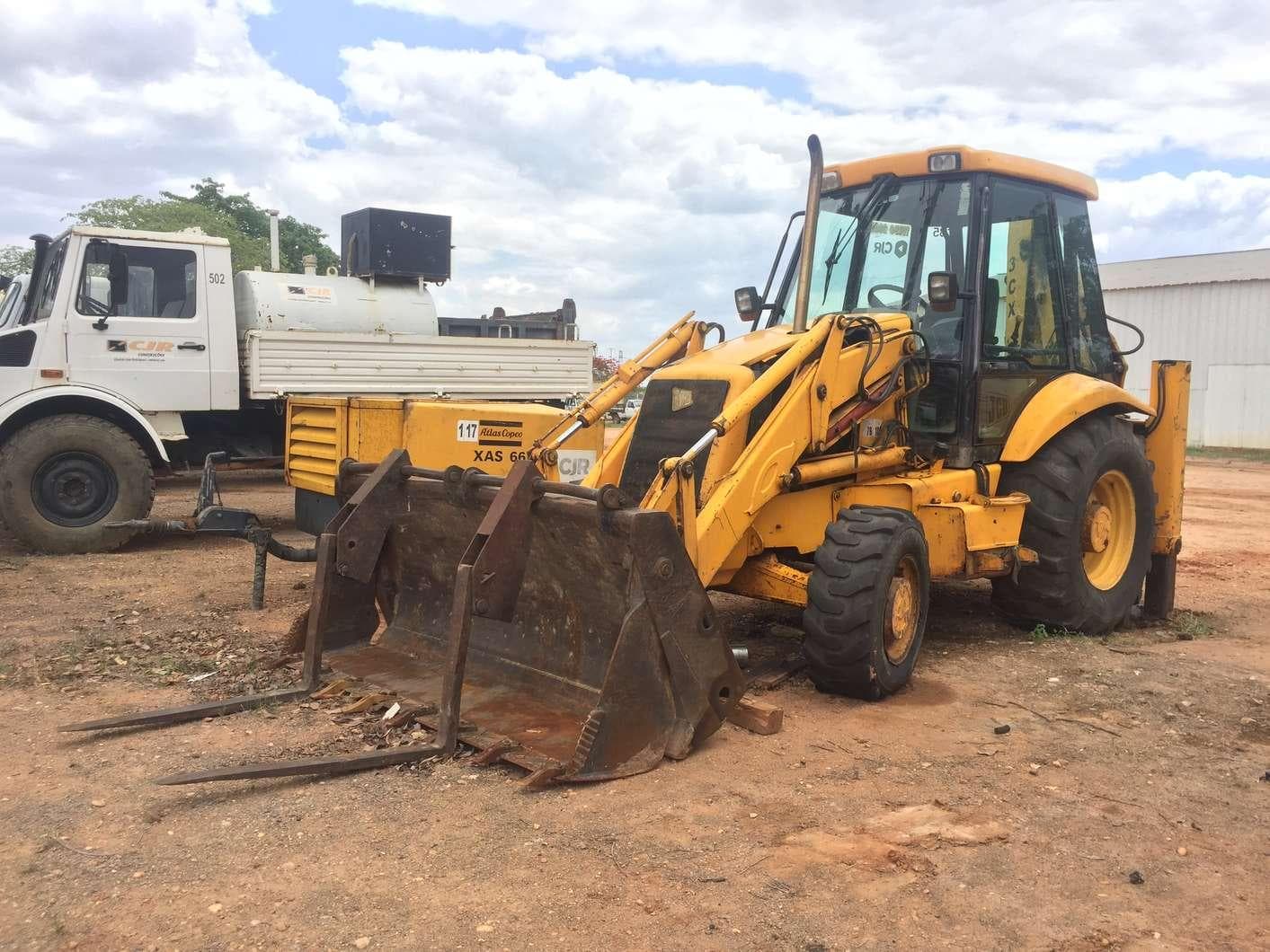 Excavadora retroexcavadora JCB 3CX-4 ·