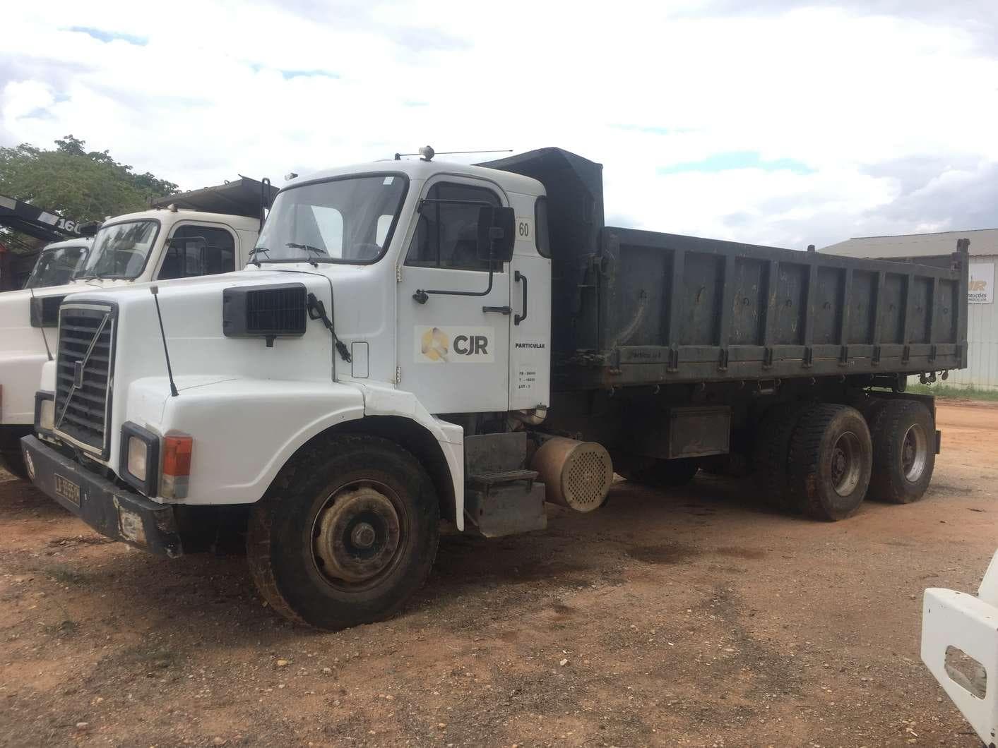 Camión VOLVO N 10-46 (6X4) de 3 ejes ·