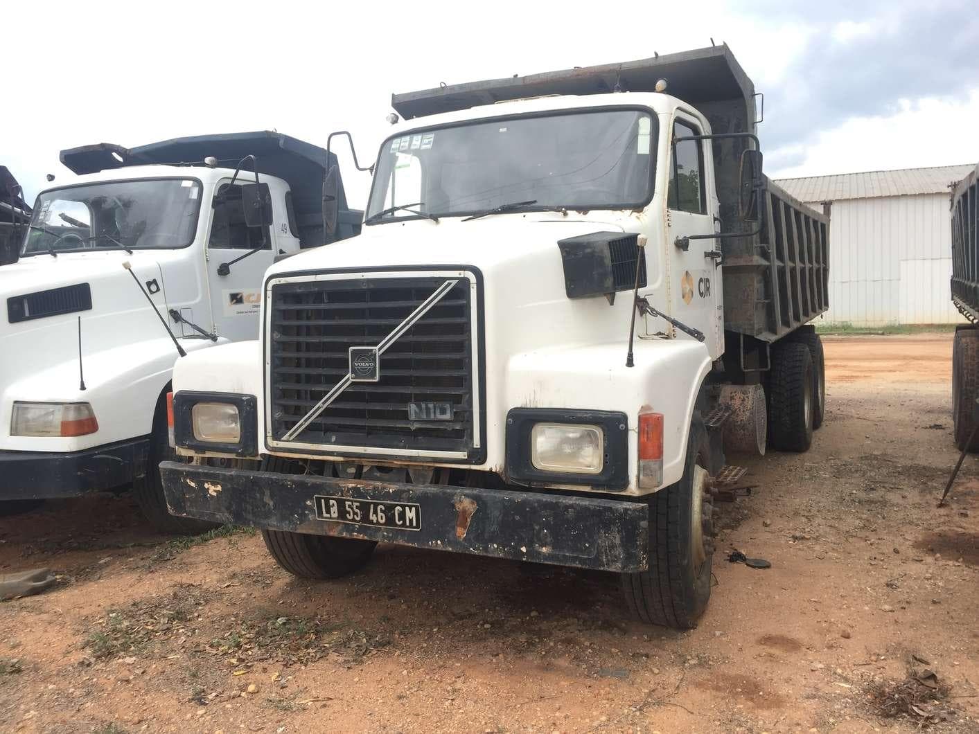 Camião VOLVO N 10-46 (6X4) de 3 eixos ·