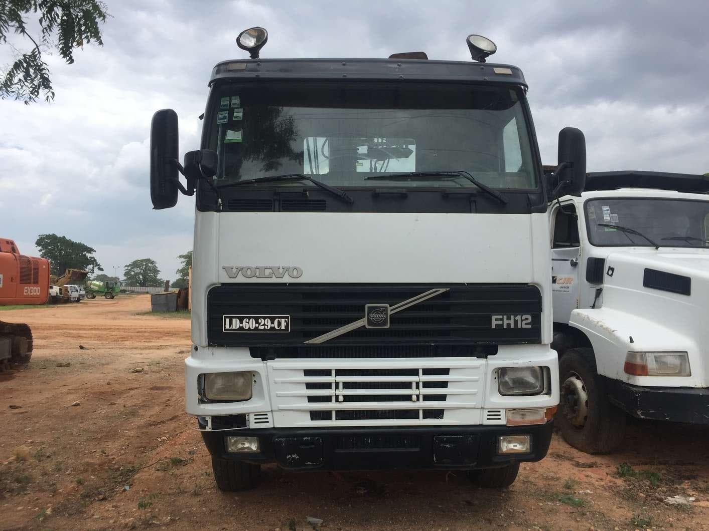 Camião VOLVO de 4 eixos + Grua FH12 8X4 R · — imagem 3