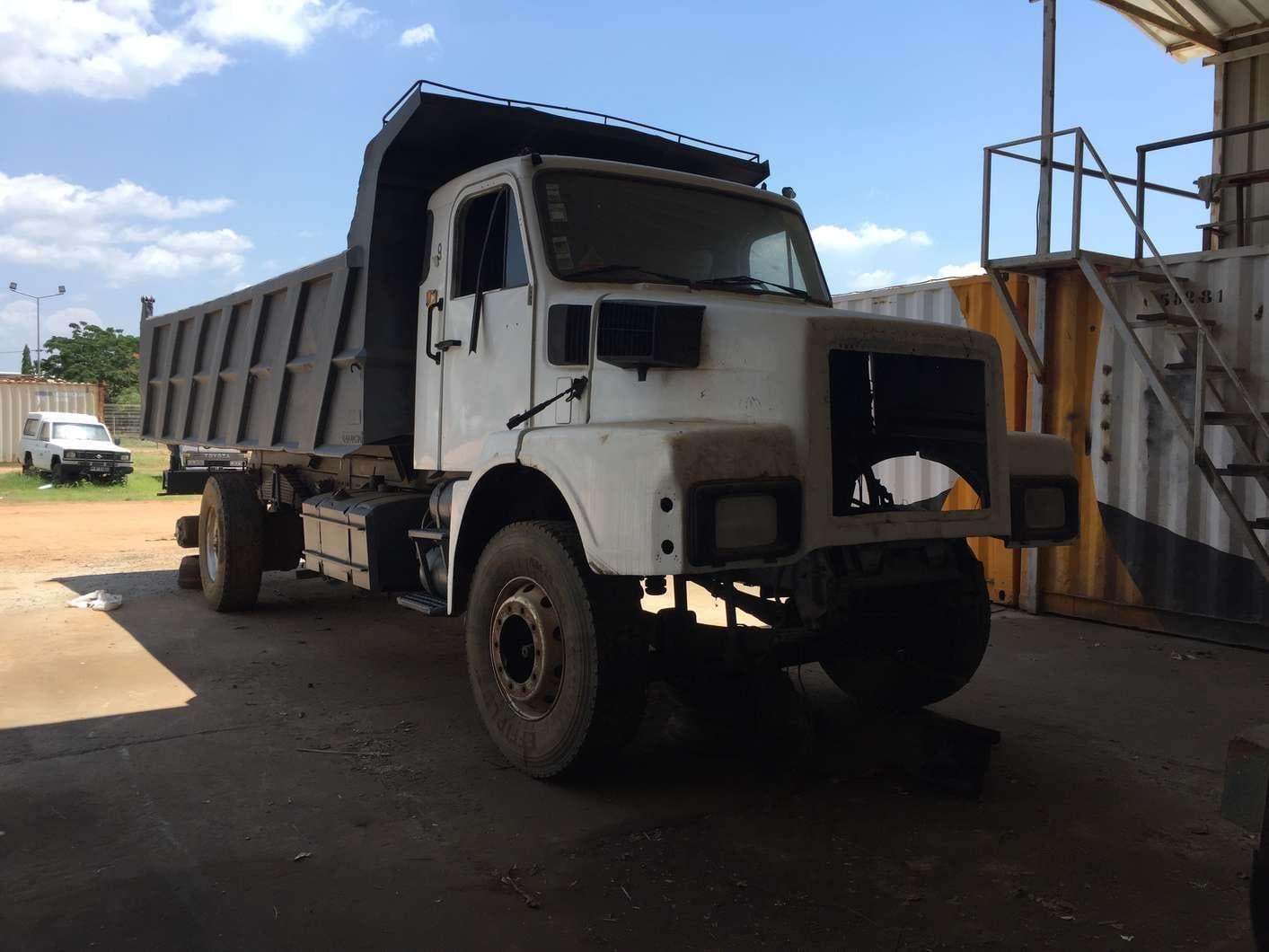 Camião VOLVO N-10-46 (6X4) de 3 eixos · — imagem 1