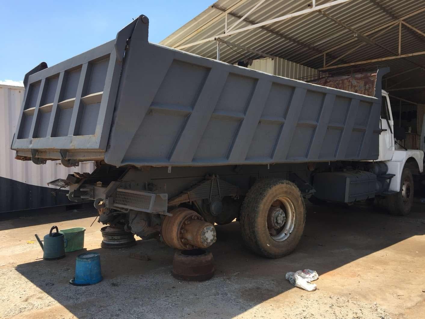 Camião VOLVO N-10-46 (6X4) de 3 eixos · — imagem 2
