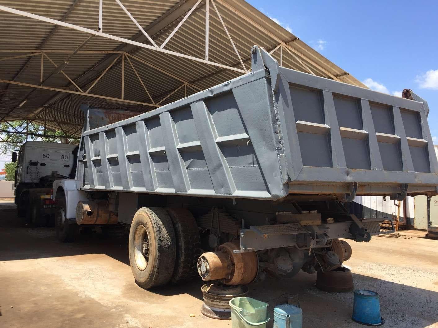Camião VOLVO N-10-46 (6X4) de 3 eixos · — imagem 3