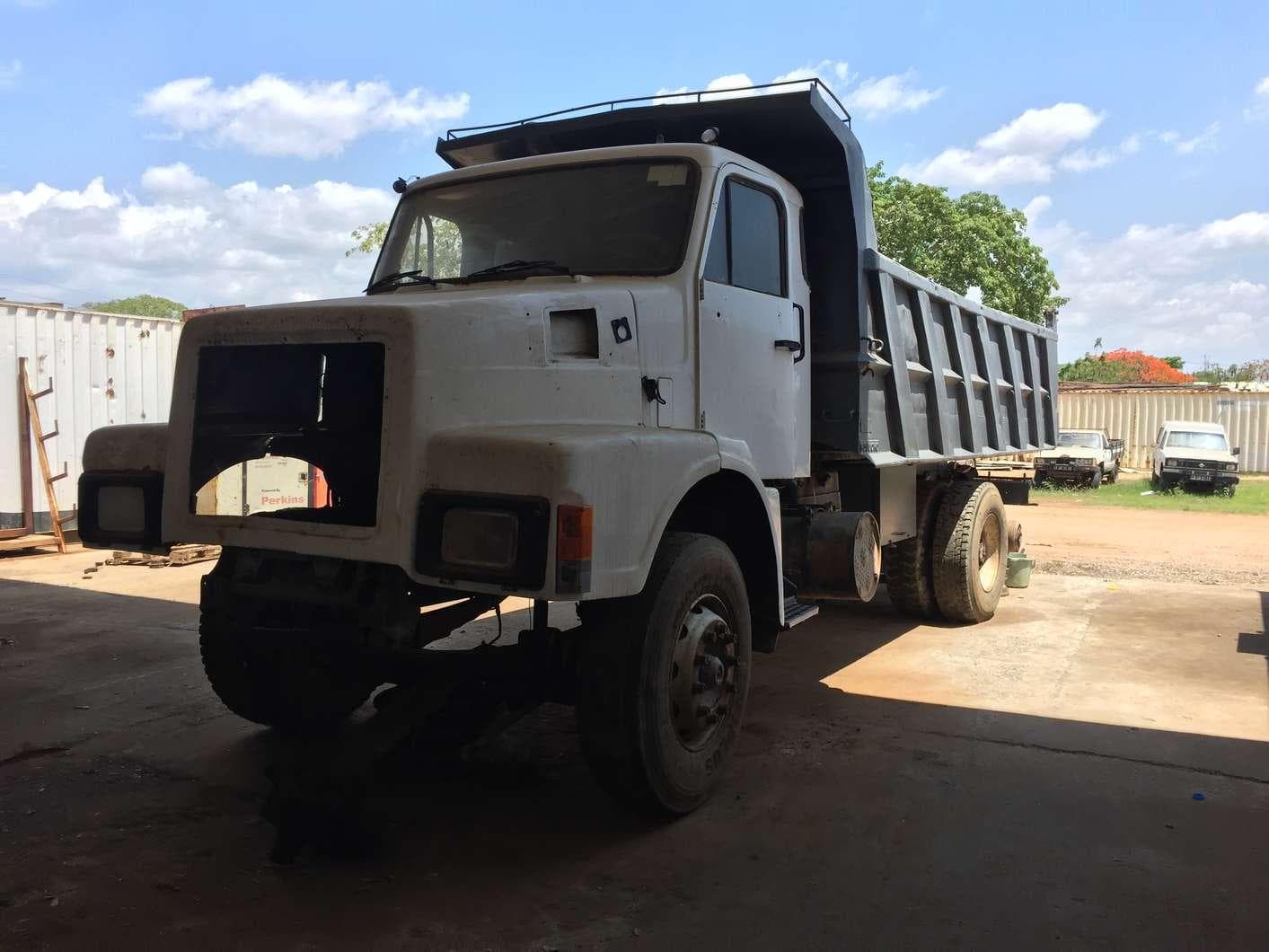 Camião VOLVO N-10-46 (6X4) de 3 eixos · — imagem 4