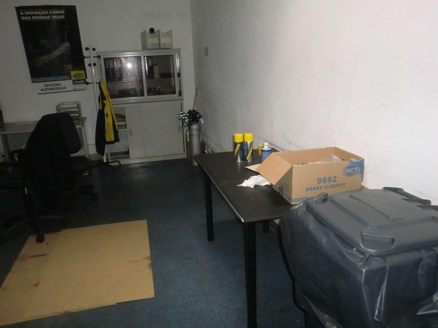 Bancadas de trabalho · Módulos de estantes caixas SUC com peças · Maquinaria — imagen 3