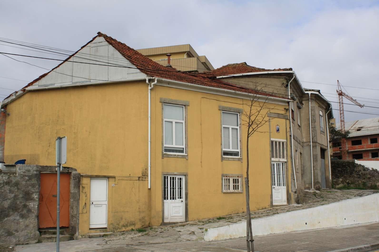 IMOVEL - Prédio Urbano - Casa de rés-do-chão e andar, com quintal. Fachada Antiga. Com duas divisões no R/C e ... — imagem 1