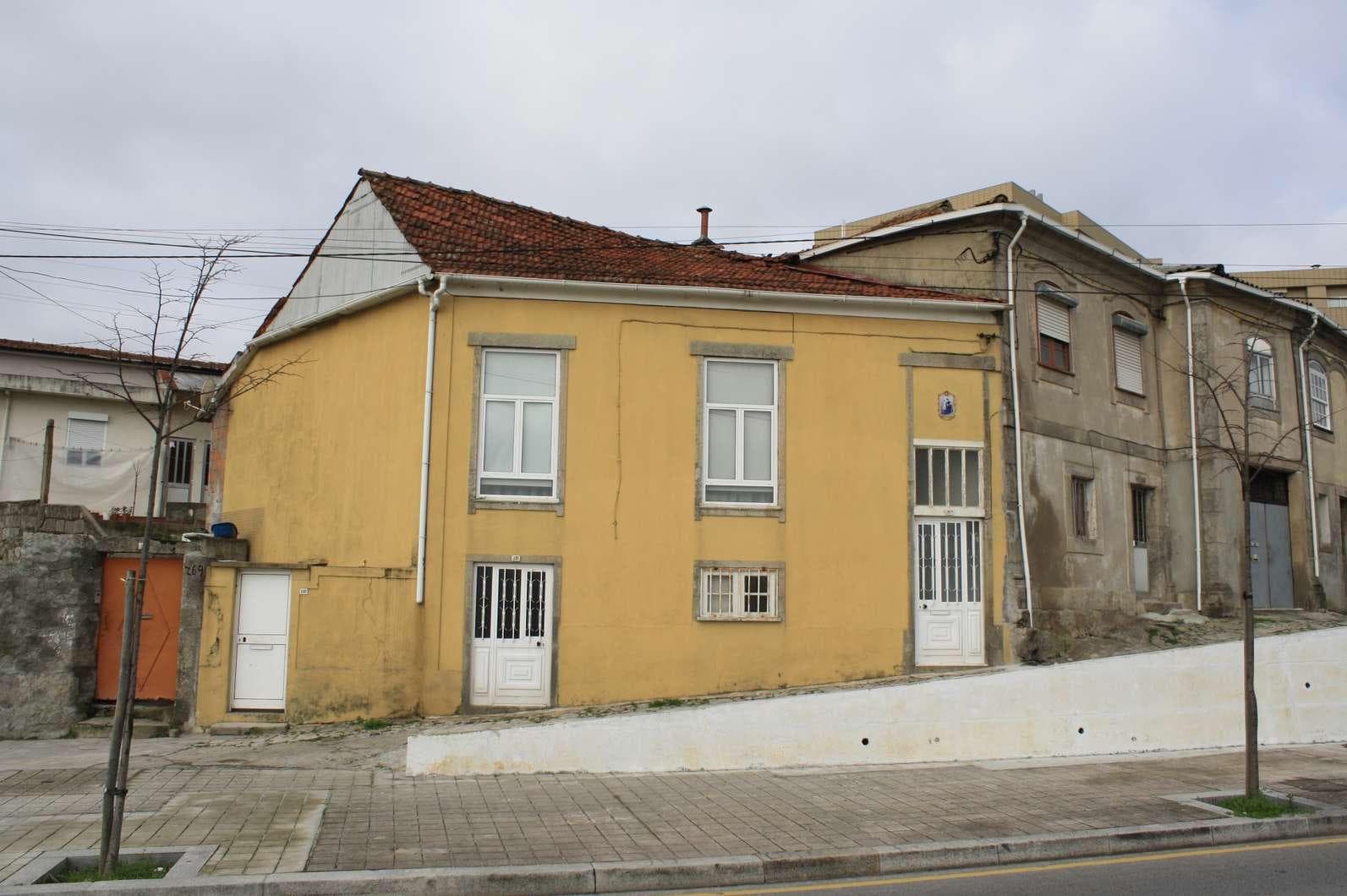IMOVEL - Prédio Urbano - Casa de rés-do-chão e andar, com quintal. Fachada Antiga. Com duas divisões no R/C e ... — imagem 2