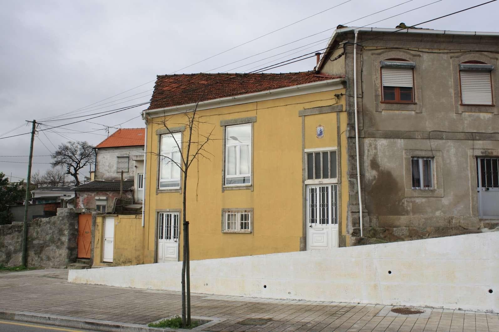 IMOVEL - Prédio Urbano - Casa de rés-do-chão e andar, com quintal. Fachada Antiga. Com duas divisões no R/C e ... — imagem 3