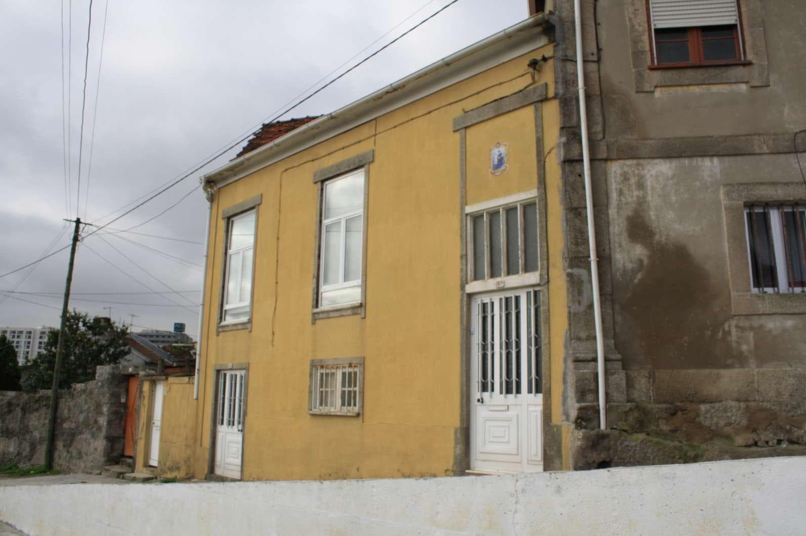 IMOVEL - Prédio Urbano - Casa de rés-do-chão e andar, com quintal. Fachada Antiga. Com duas divisões no R/C e ... — imagem 4
