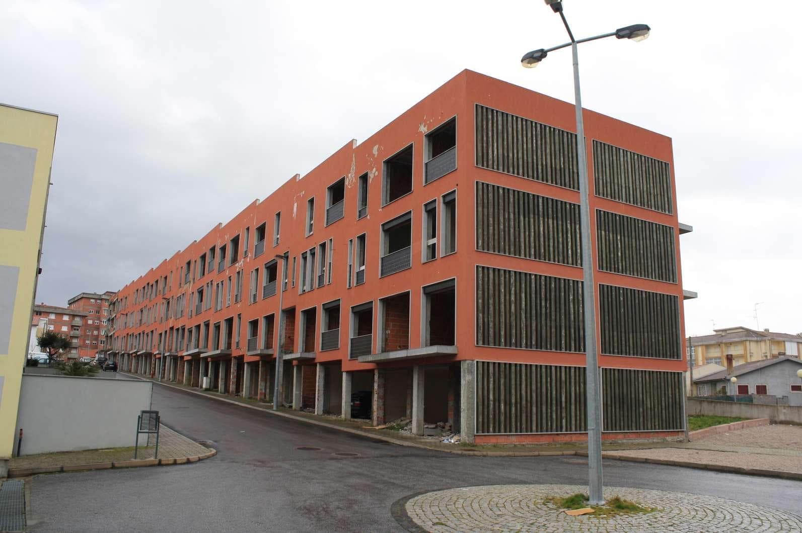 LOTE ÚNICO · Edifício com Apartamentos + Garagens