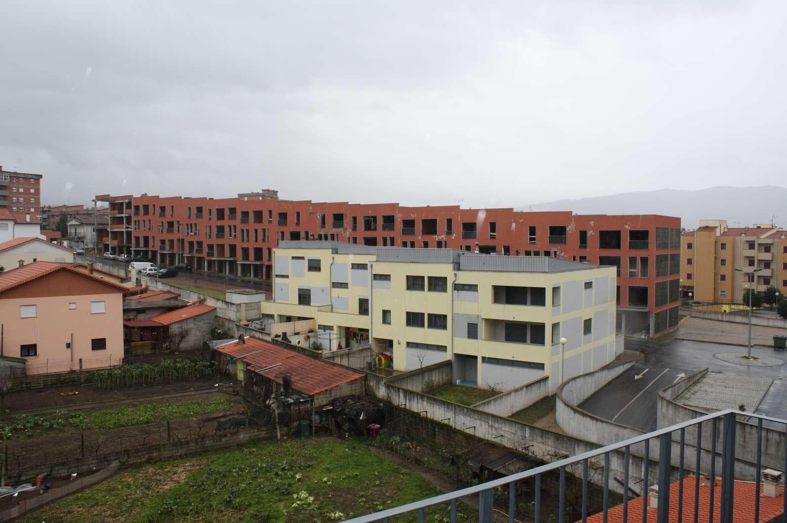 LOTE ÚNICO · Edifício com Apartamentos + Garagens — imagem 2