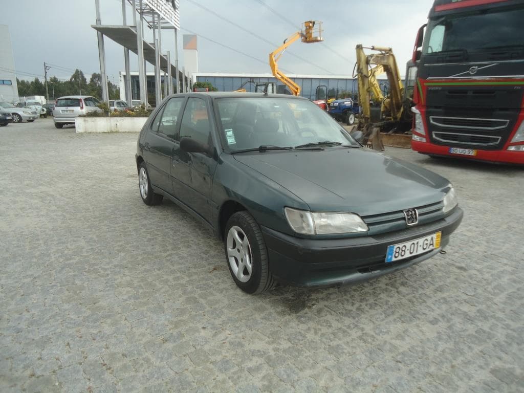 Veículo ligeiro de passageiros Peugeot 306, matricula 88-01-GA · — imagen 1