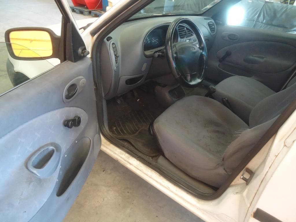 Veículo ligeiro mercadorias Ford Courrier, matricula 29-94-IH · — imagen 3