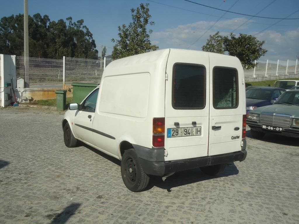 Veículo ligeiro mercadorias Ford Courrier, matricula 29-94-IH · — imagen 5