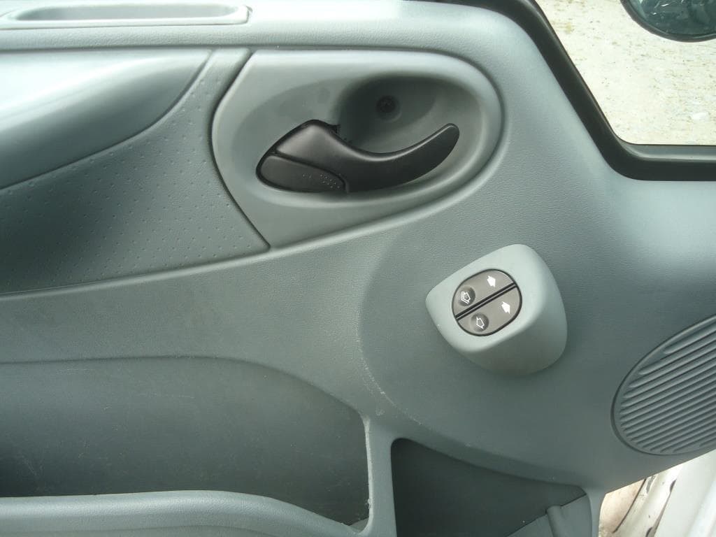 Veículo Ligeiro de Mercadorias Ford Transit, matrícula 76-LA-68 · — imagem 4