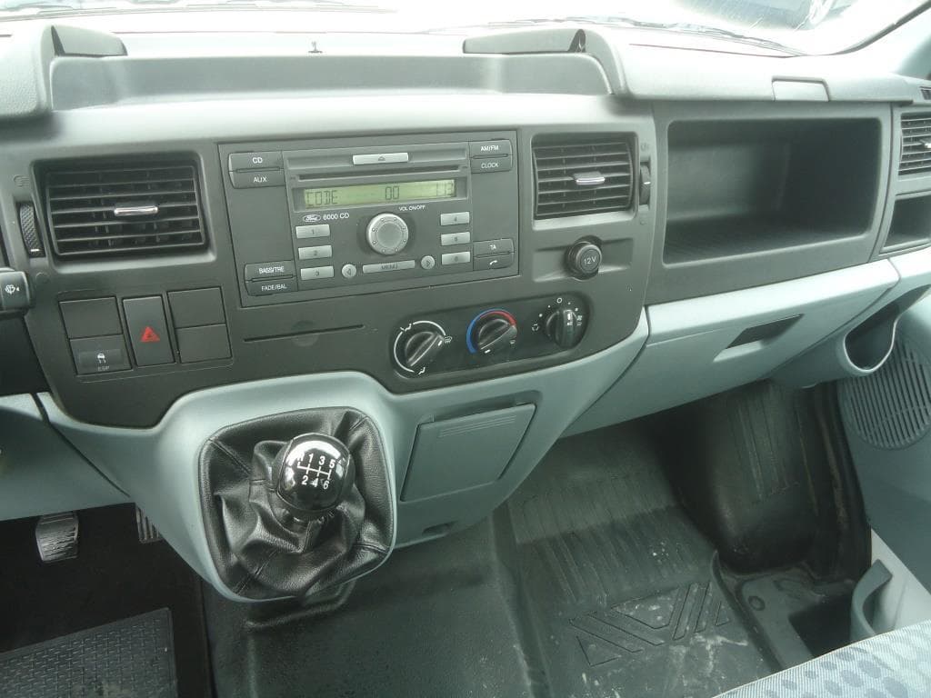 Veículo Ligeiro de Mercadorias Ford Transit, matrícula 76-LA-68 · — imagem 5
