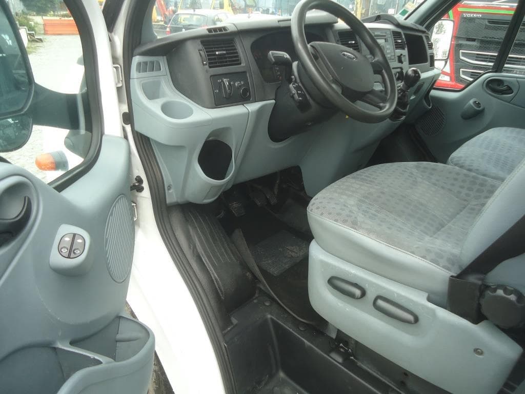 Veículo Ligeiro de Mercadorias Ford Transit, matrícula 76-LA-68 · — imagem 13