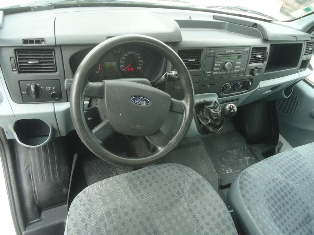 Veículo Ligeiro de Mercadorias Ford Transit, matrícula 76-LA-68 · — imagem 15