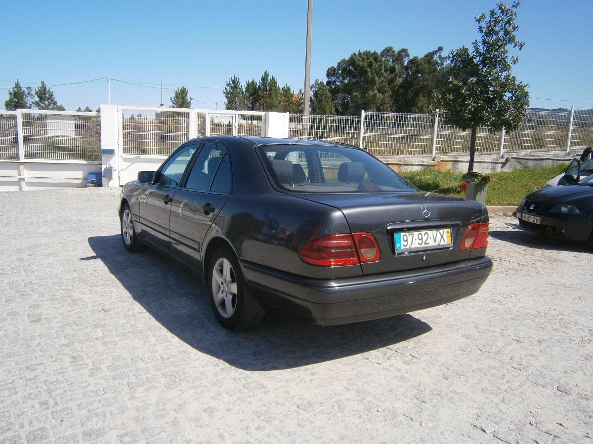 Mercedes-Benz E220 — imagem 4