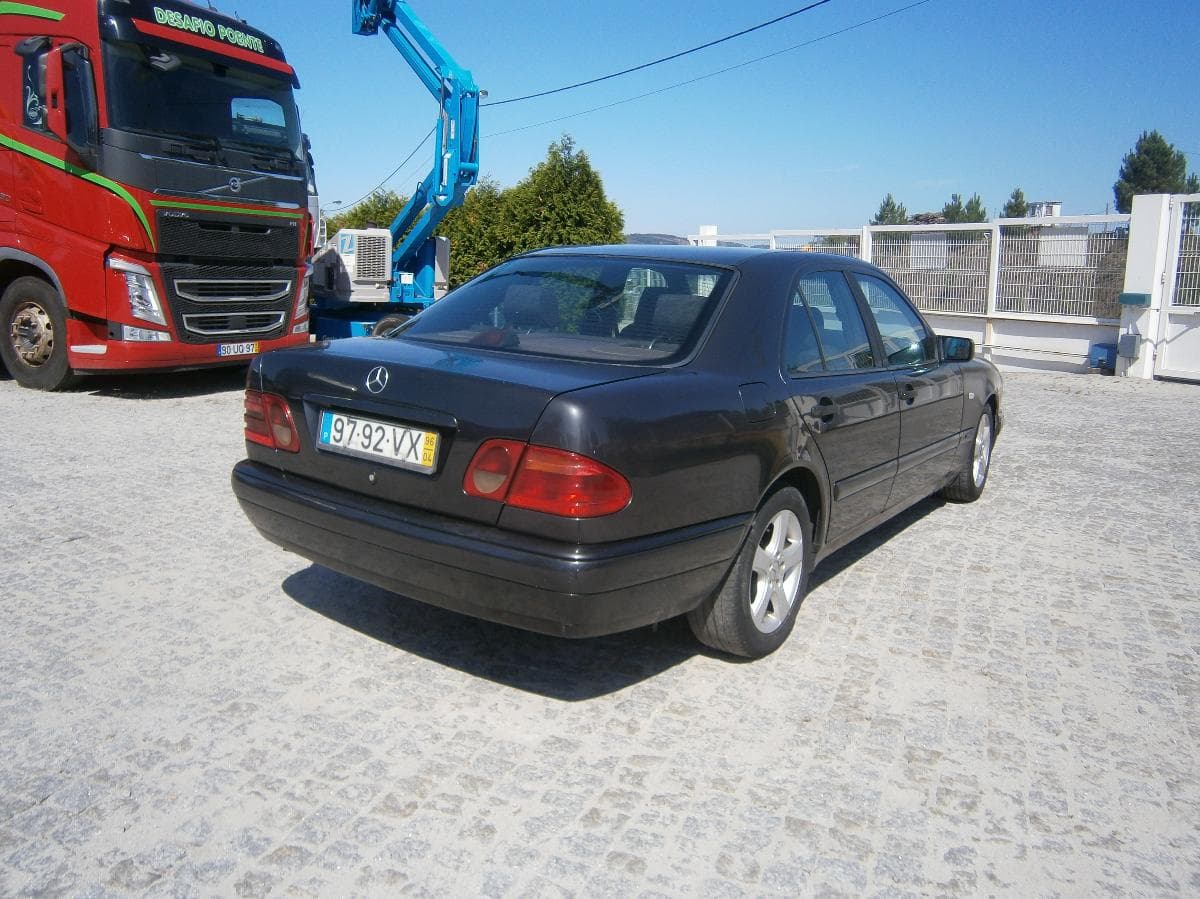 Mercedes-Benz E220 — imagem 6