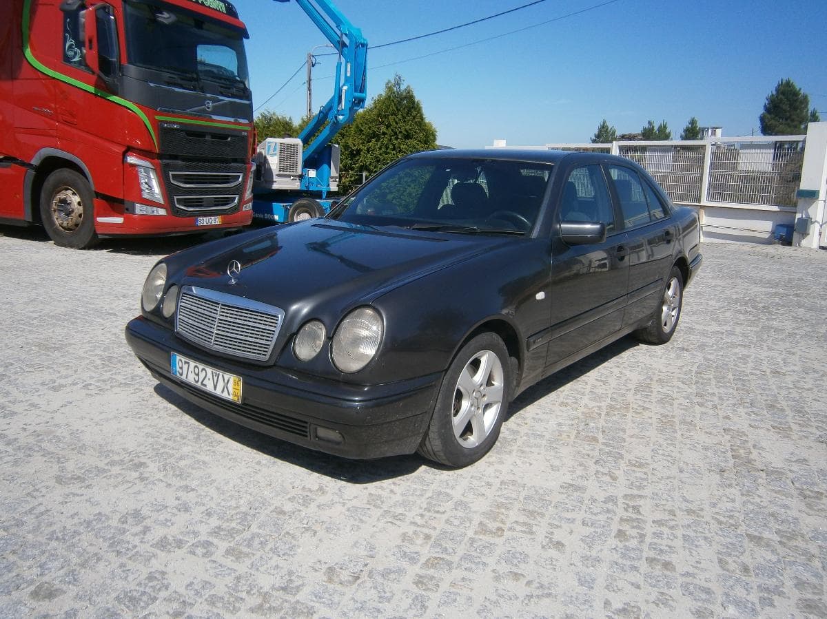 Mercedes-Benz E220 — imagem 3