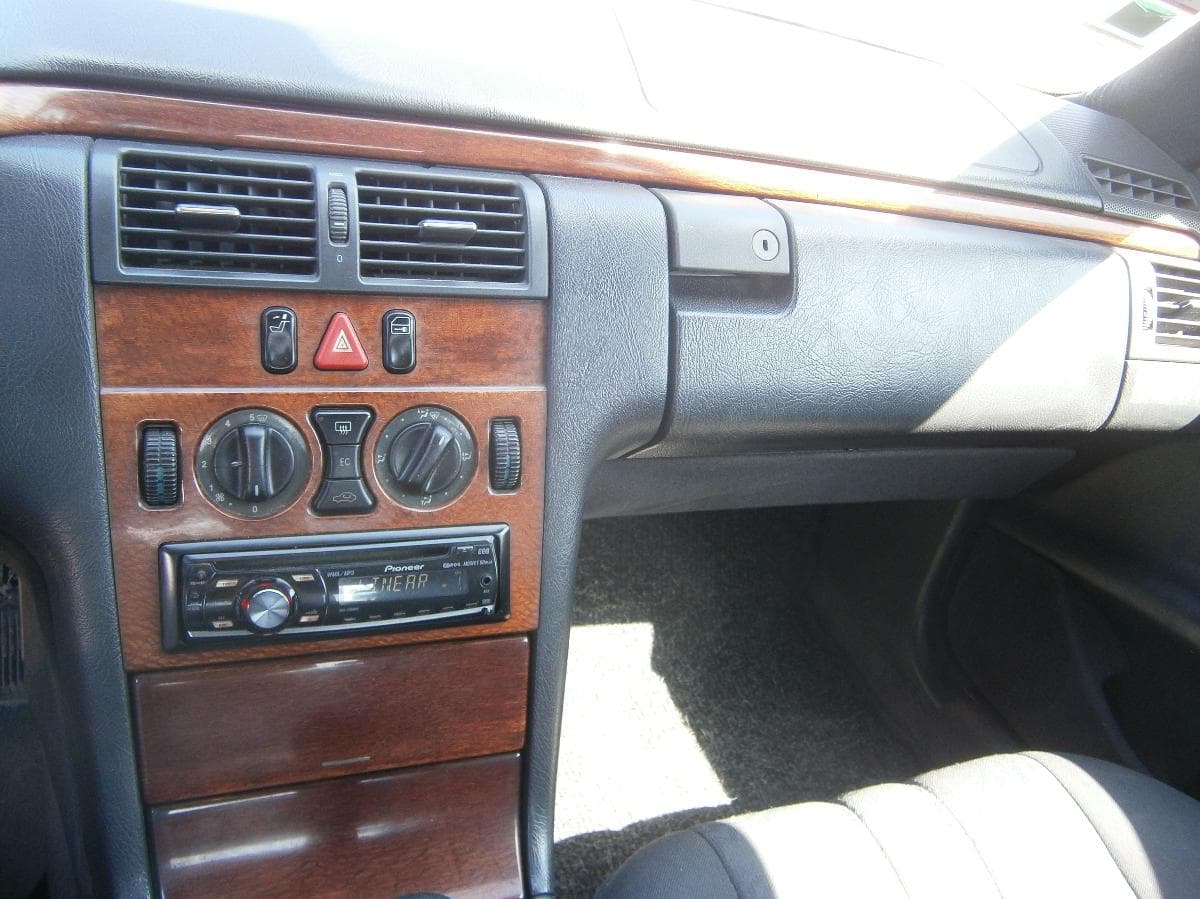 Mercedes-Benz E220 — imagem 13