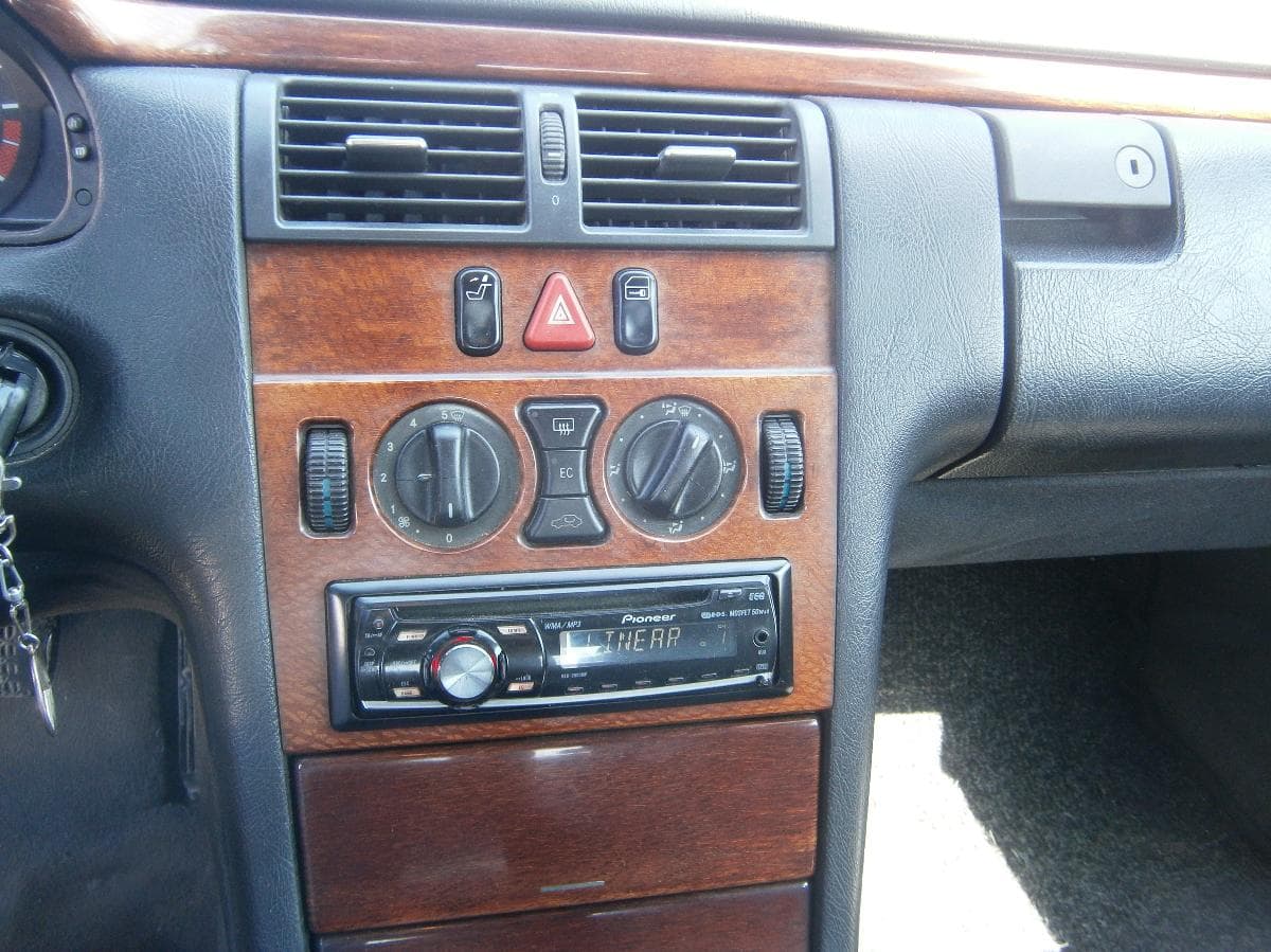Mercedes-Benz E220 — imagem 12