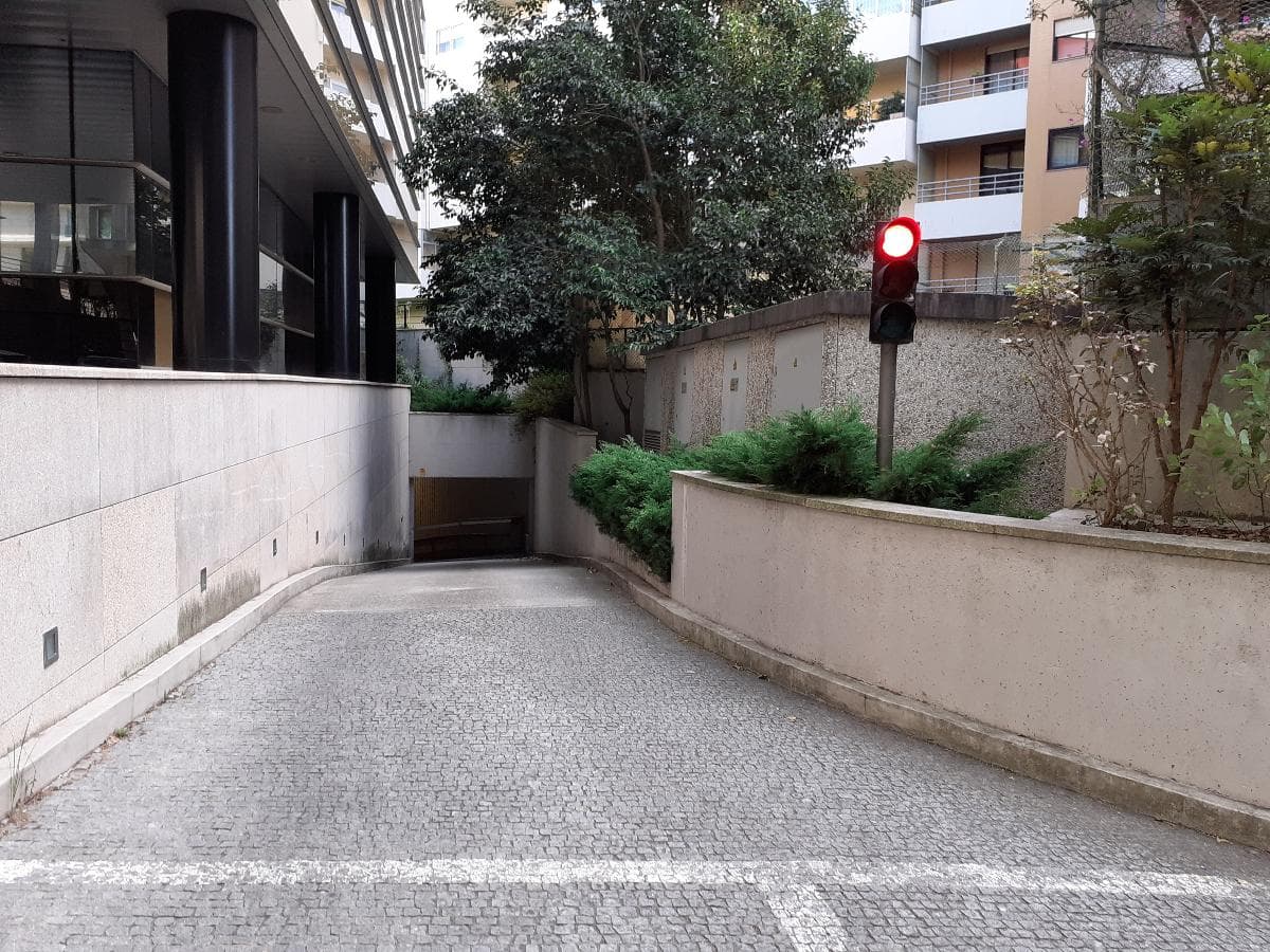 Escritório + 5 Garagens · Porto — image 6