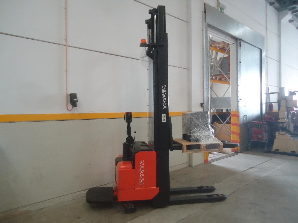 Stacker Toyota — imagem 3