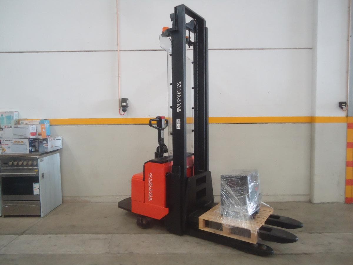 Stacker Toyota — imagem 1