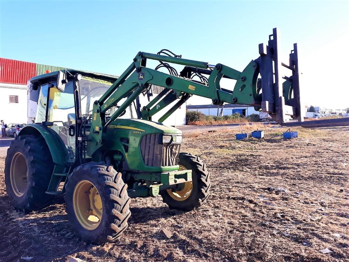 Tractor agricola J. Deere 5083