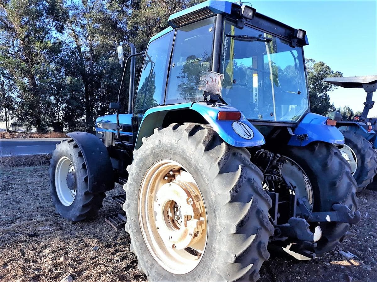 Tractor agricola New Holland 7840 — imagem 2