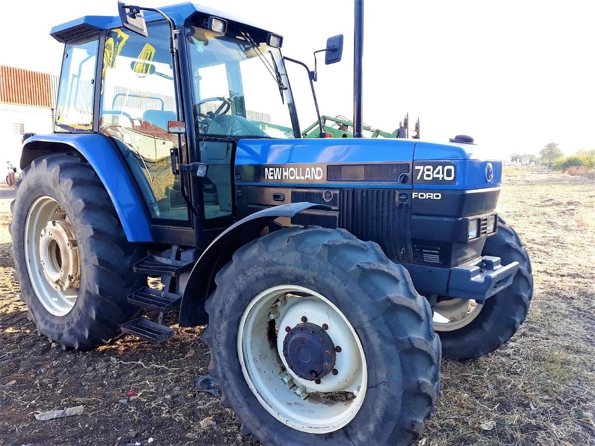Tractor agricola New Holland 7840 — imagem 1