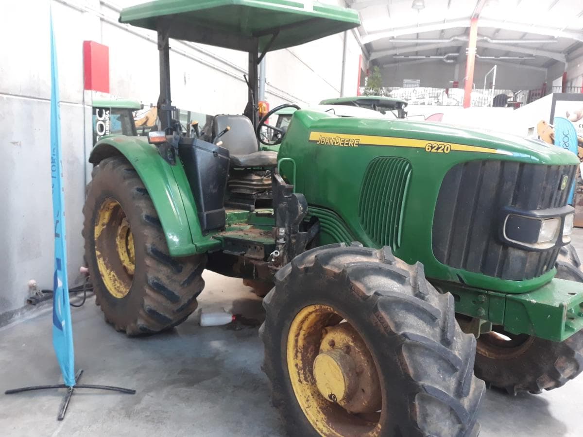 Tractor John Deere 6220 — image 2