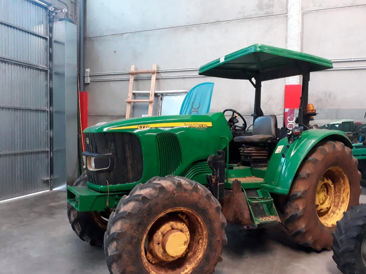 Tractor John Deere 6220 — image 3