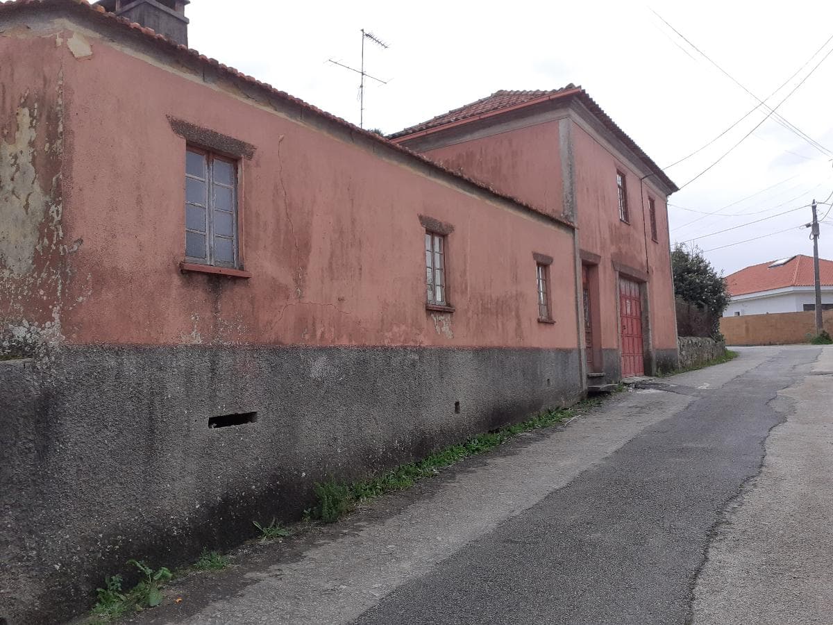 Moradia + Armazém + Terreno · Santa Maria da Feira