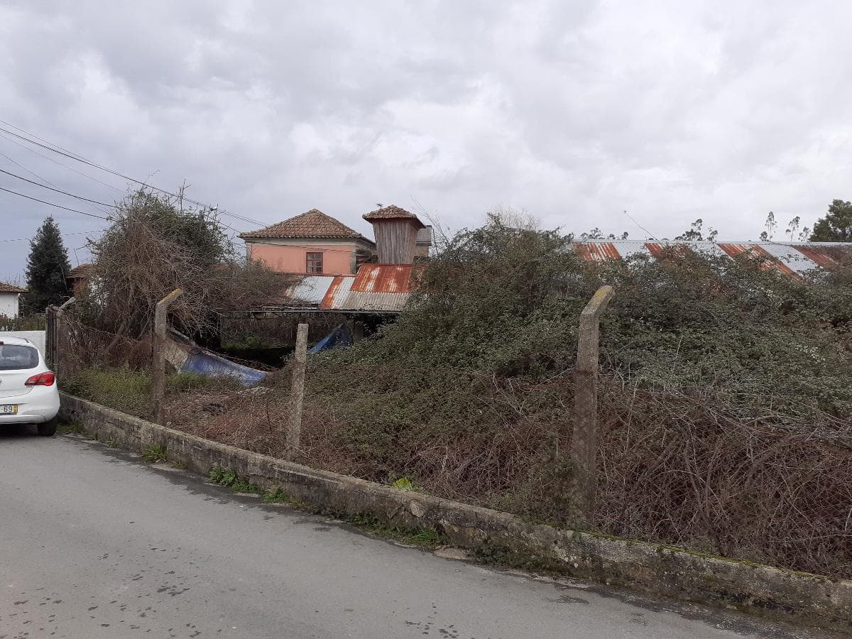 Moradia + Armazém + Terreno · Santa Maria da Feira — imagem 3